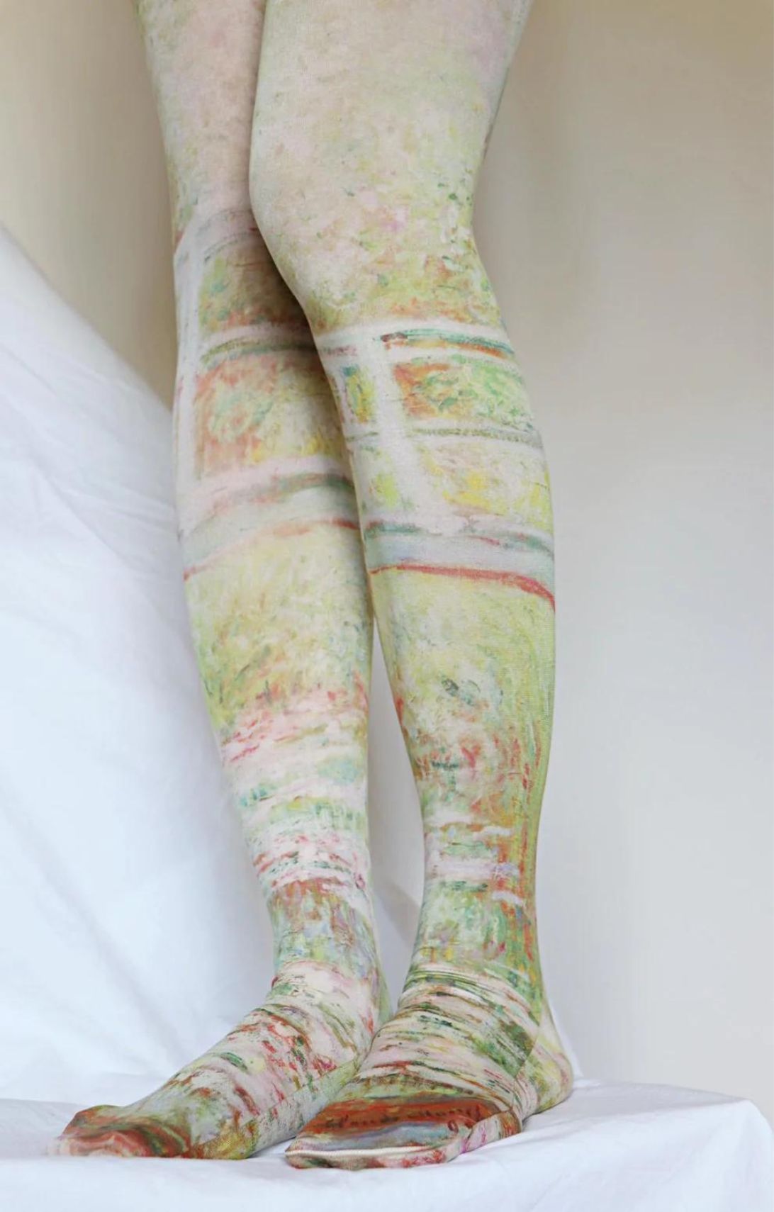 THE JAPANESE BRIDGE design of a product called Claude Monet Collection of the TABBISOCKS brand, overall color yellowish green