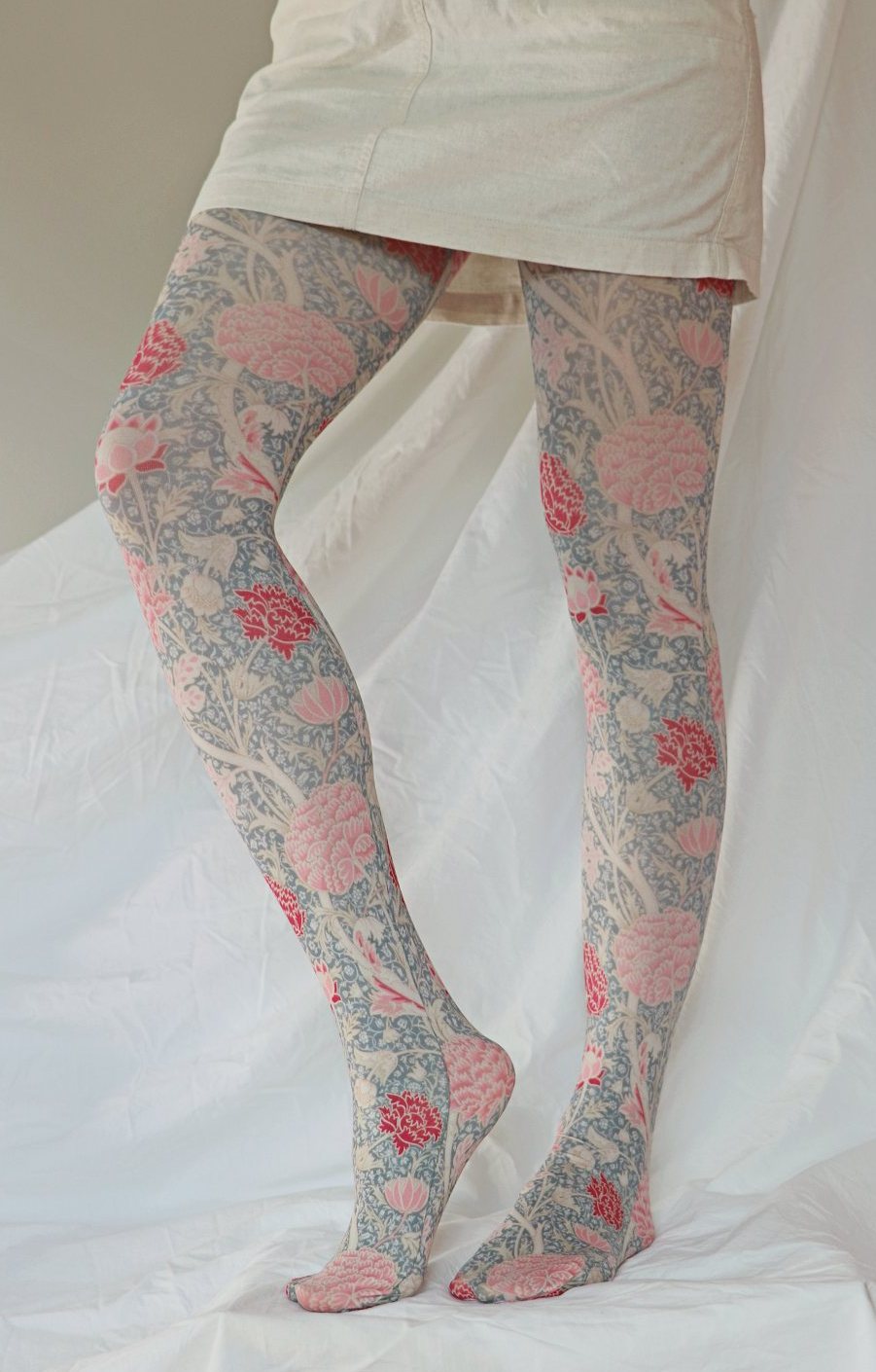 Cray tights from the William Morris collection of the TABBISOCKS brand, with an overall design of red and pink flowers, in an antique-ish Grey color