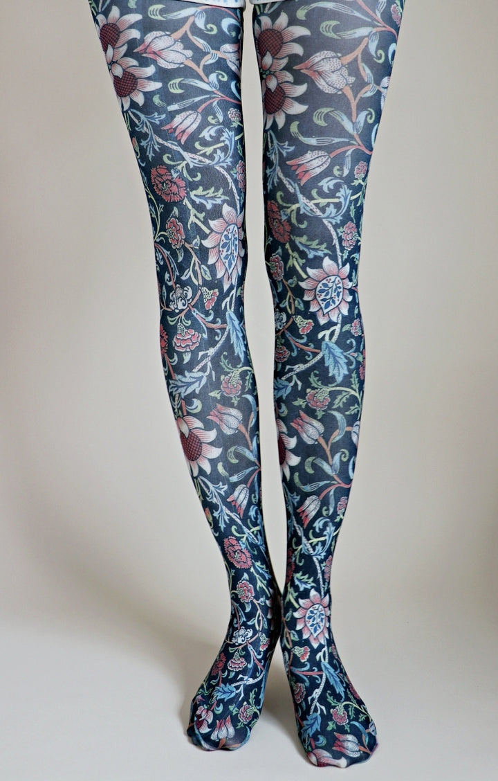 Envenlode from the William Morris collection of the TABBISOCKS brand, with a floral pattern in an antique color and an overall dark blue color