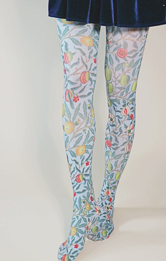 Tights called Fruit or Pomegranate from the William Morris collection of the TABBISOCKS brand, with an overall design of oranges, lemons and other fruits, and a colorful atmosphere of orange, yellow-green, red and other colors