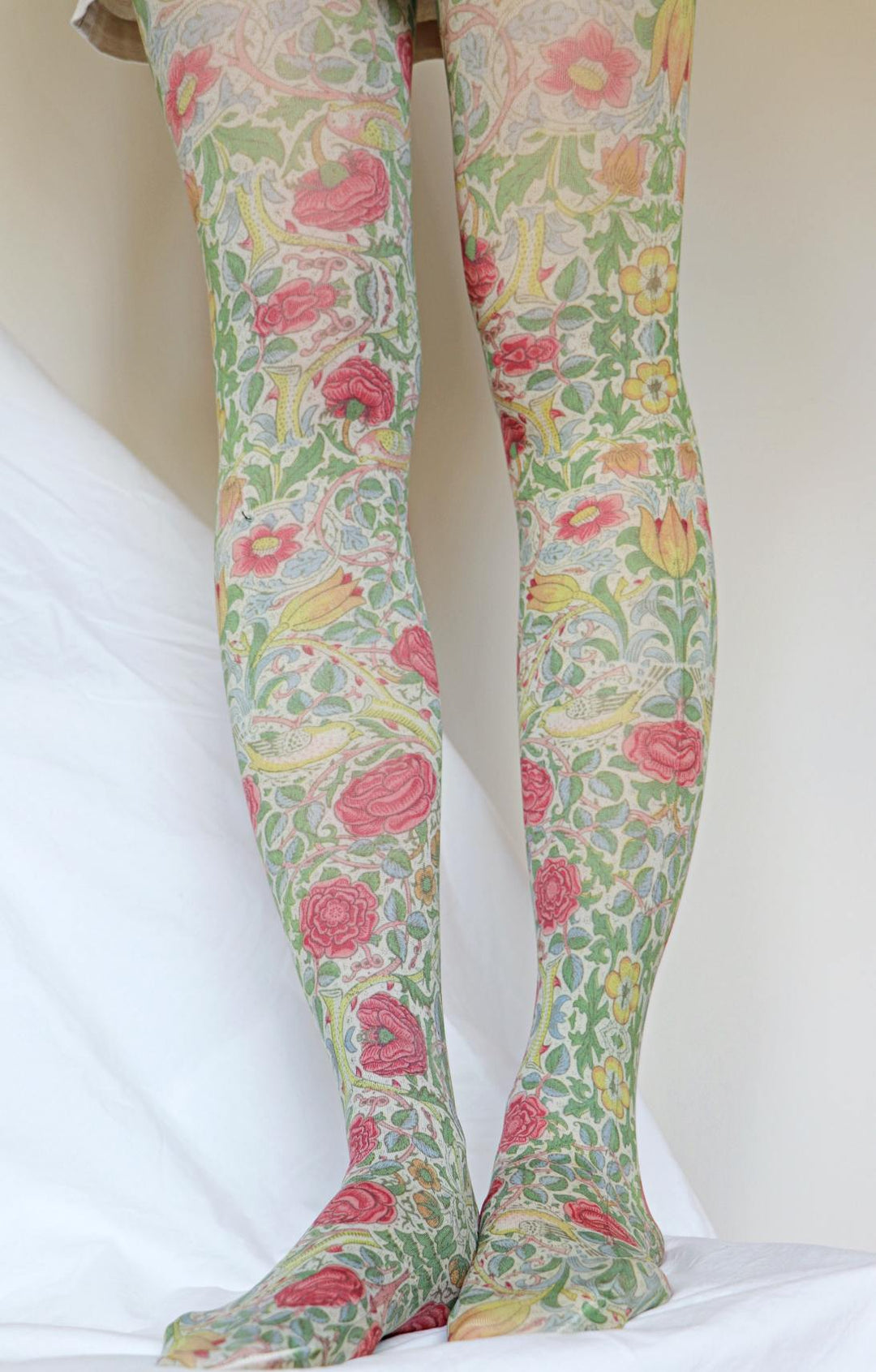 Tights called Rose from the William Morris collection of the TABBISOCKS brand, with an overall design of red-yellow roses, antique green in color.