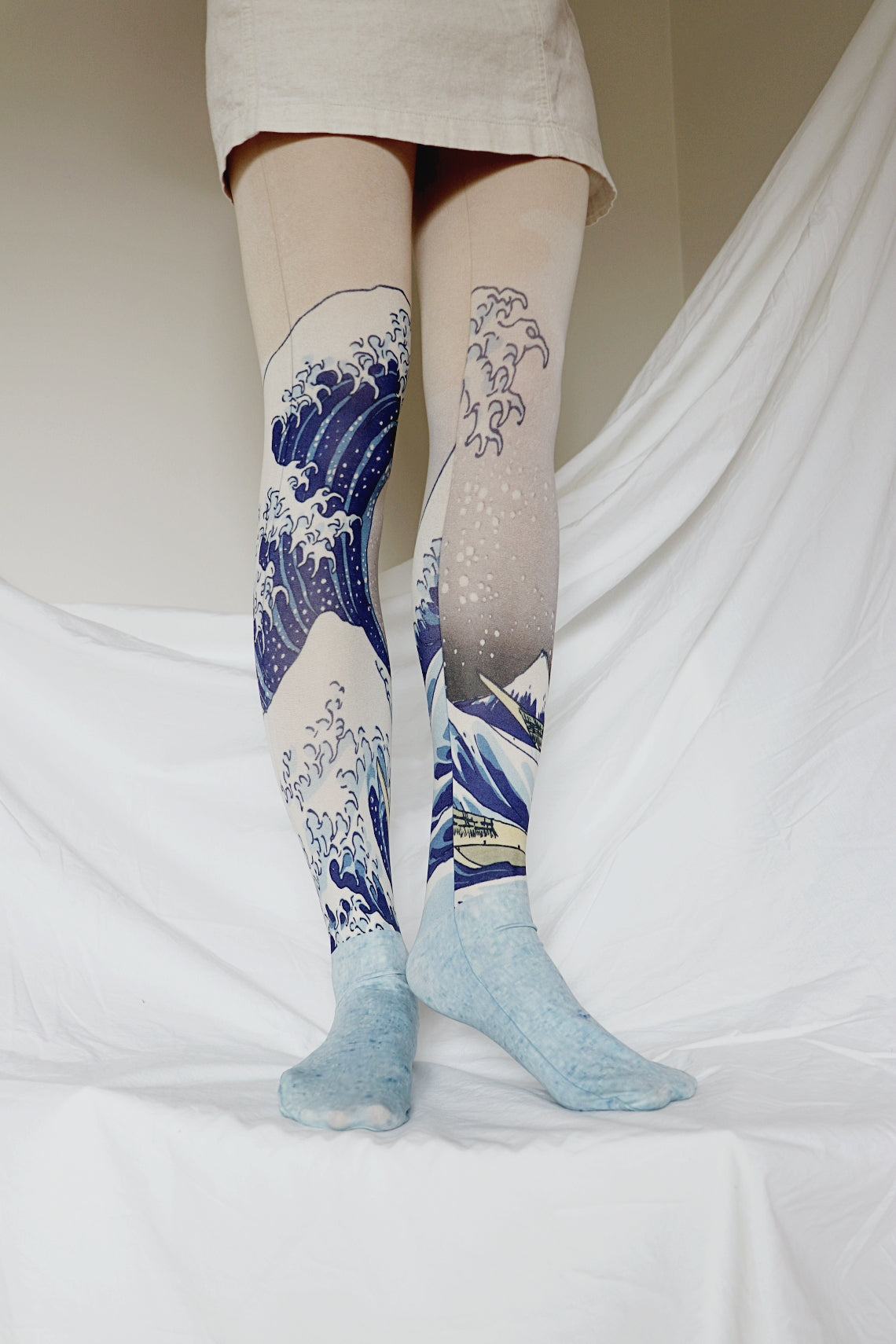 Tights that has a print of The great wave of Hokusai art.